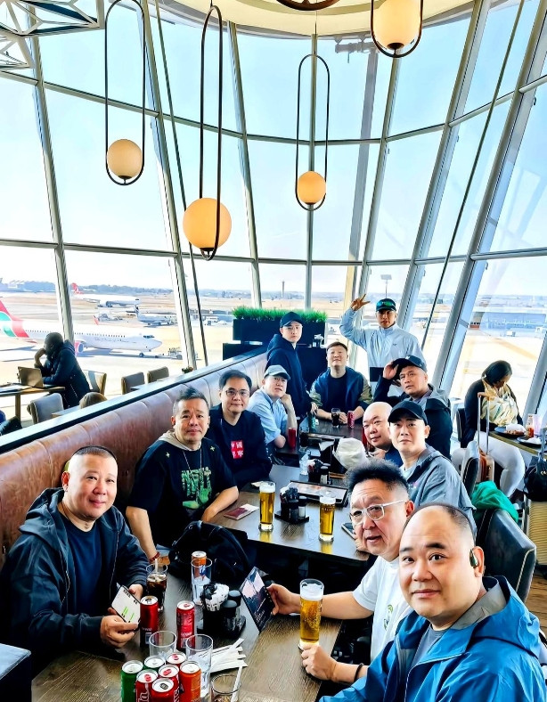 德云社世界巡演约翰内斯堡站，离开前的一张大合照，不见岳云鹏和郭麒麟两位大将。