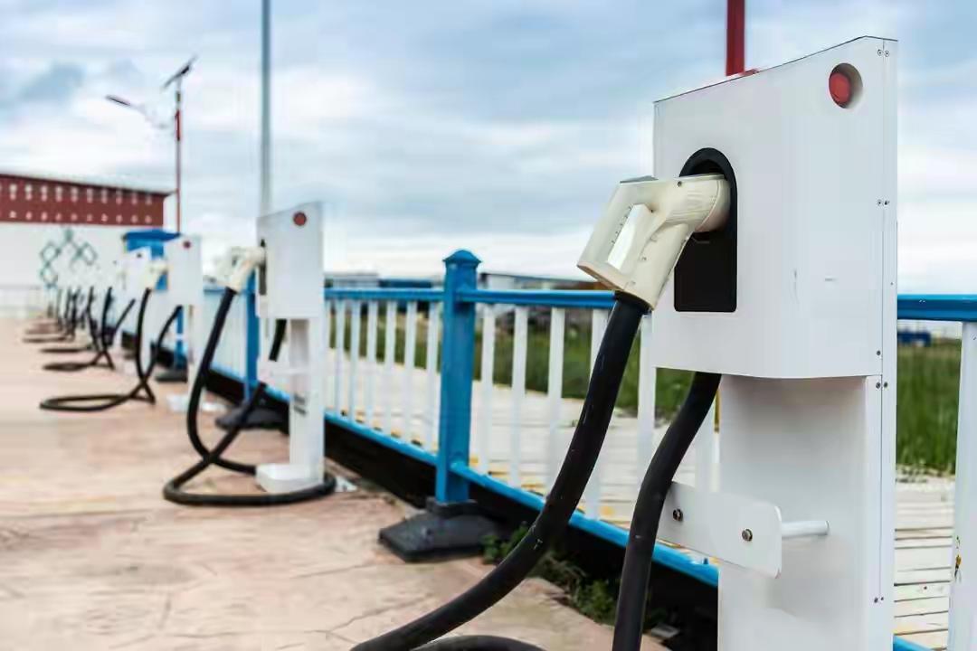 说句得罪人的话：现在买电车，除了比亚迪，其他真得掂量掂量。3月刚出的第二代刀