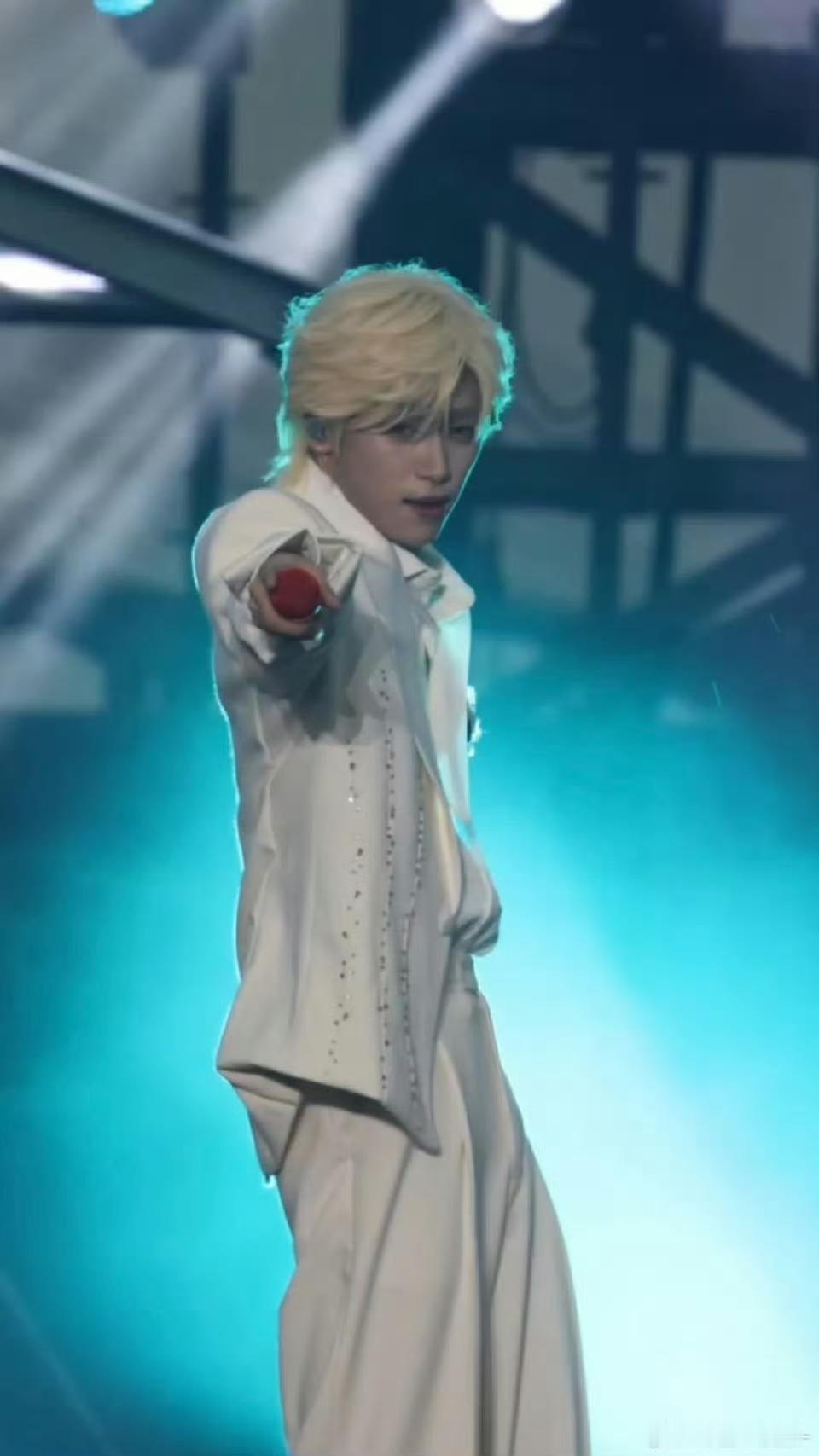 🔥顶流站姐反水！三年真情投喂揭露偶像双面人生，集资200万买香水竟送绯闻女友