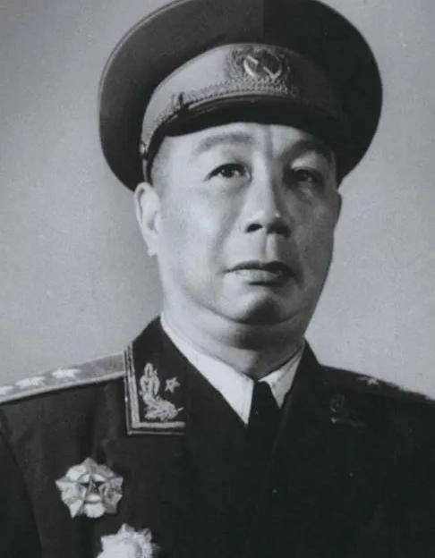 1981年，71岁的开国上将陈士榘与妻子协议离婚，谁知，6个子女却齐声表示：“早