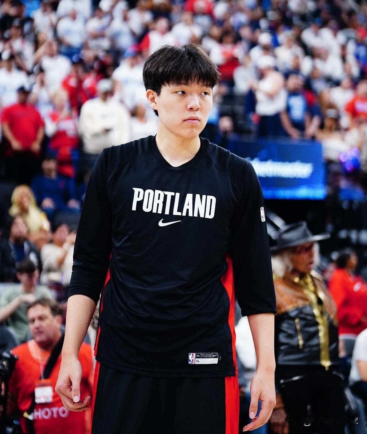 杨瀚森连续五场板凳坐穿！为何不下放发展联盟？杨瀚森跟着球队出征五连客，然而这