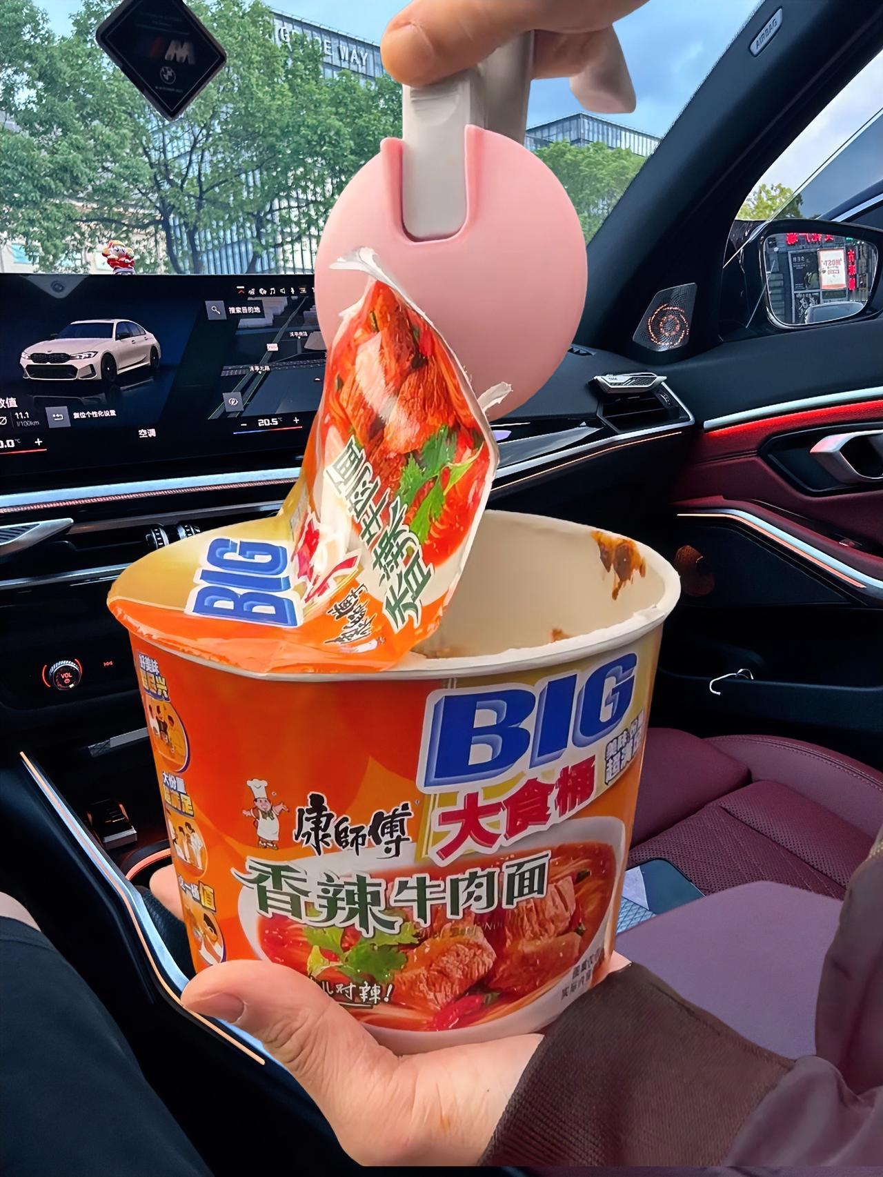 自驾回老家的路上，在服务区撞见个“怪现象”：一堆游客捧着泡面吃得香，旁边餐厅却冷