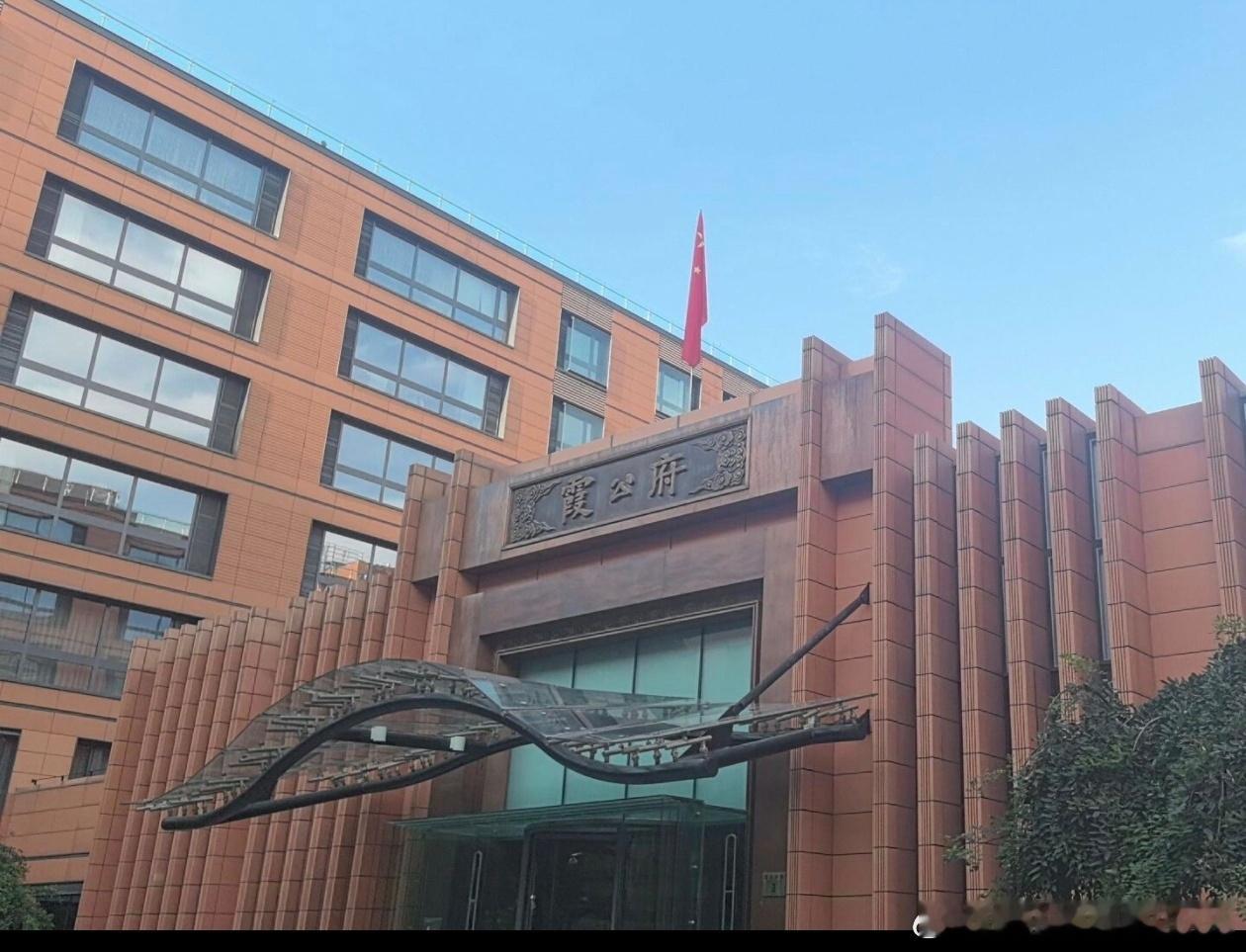 果然王府井附近的豪宅就是奢（巨）华（贵），毗邻王府井步行街和天安门，13万挂牌