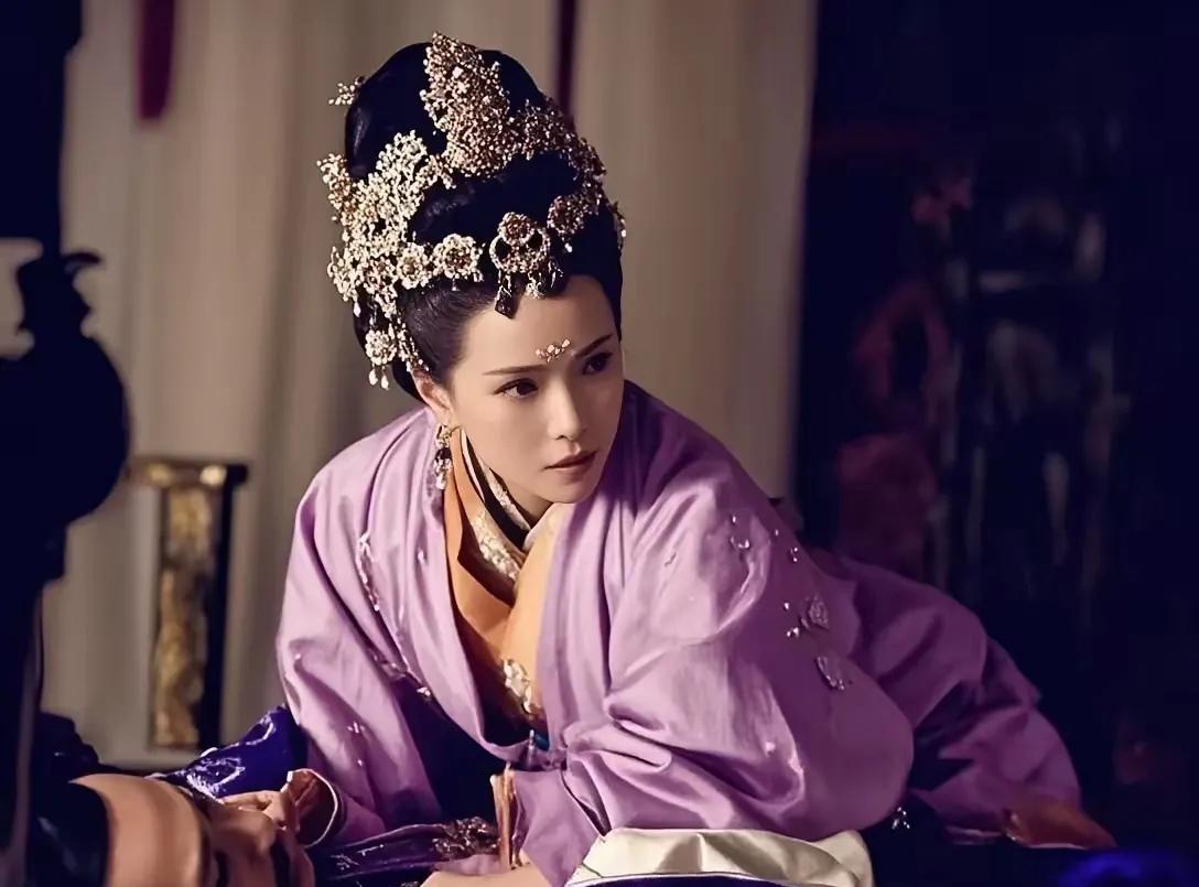 公元219年，曹丕偷偷来到伏皇后的寝宫，突然将皇后压在身下说：“别喊，别喊，日后