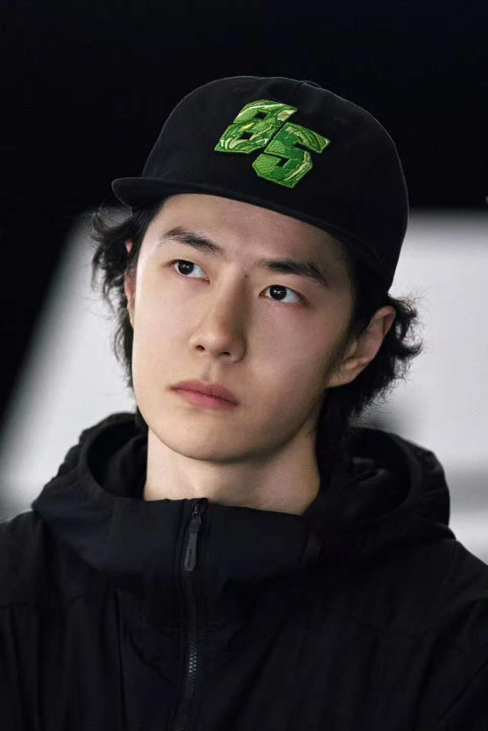 王一博素颜怼脸照王一博赛前试车出图王一博素颜怼脸照来啦