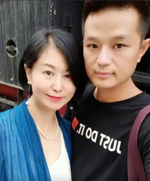 2020年，成都49岁富婆被农村小伙网上表白，奔现5天闪婚。哪料，当富婆来到小伙