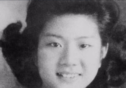1949年，特务头子毛森，抓捕了一个交际花小姐，审讯时，毛森用刀划开她的衣服，轻