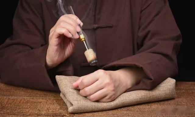 灸法只要避开危险部位和禁忌，很多保健治疗都可以自己在家进行！说起针灸，很多人第一