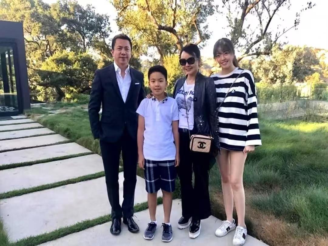 谁能想到曾经出门豪车接送的王中磊太太，如今会拿着手机在厨房拍短视频？王晓蓉用半年