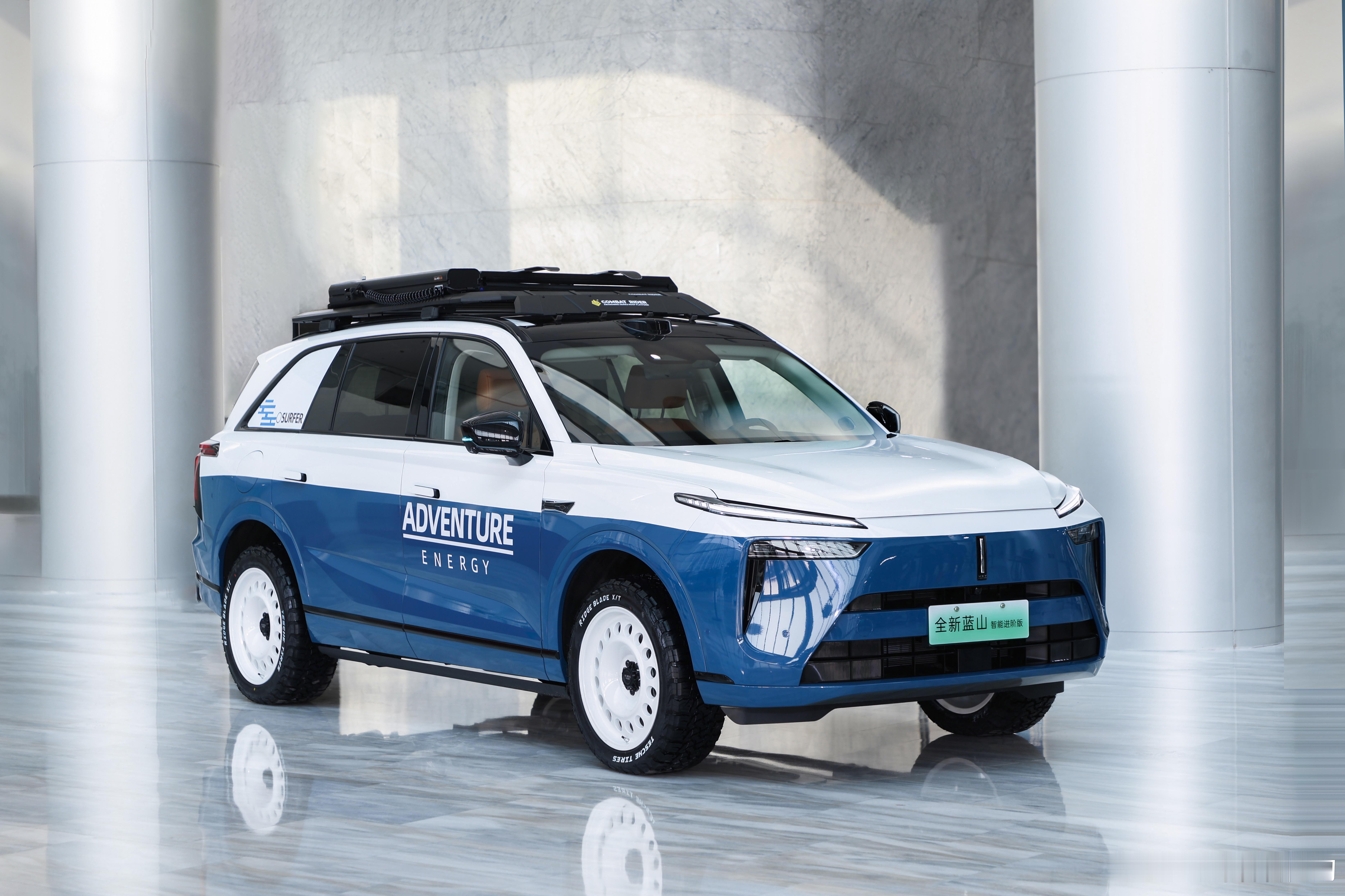 蓝白双色的魏牌蓝山有点年轻的味道