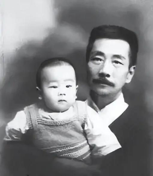 1929年，鲁迅和许广平避孕失败，许广平意外怀上了儿子。一直想丁克的鲁迅，看到儿