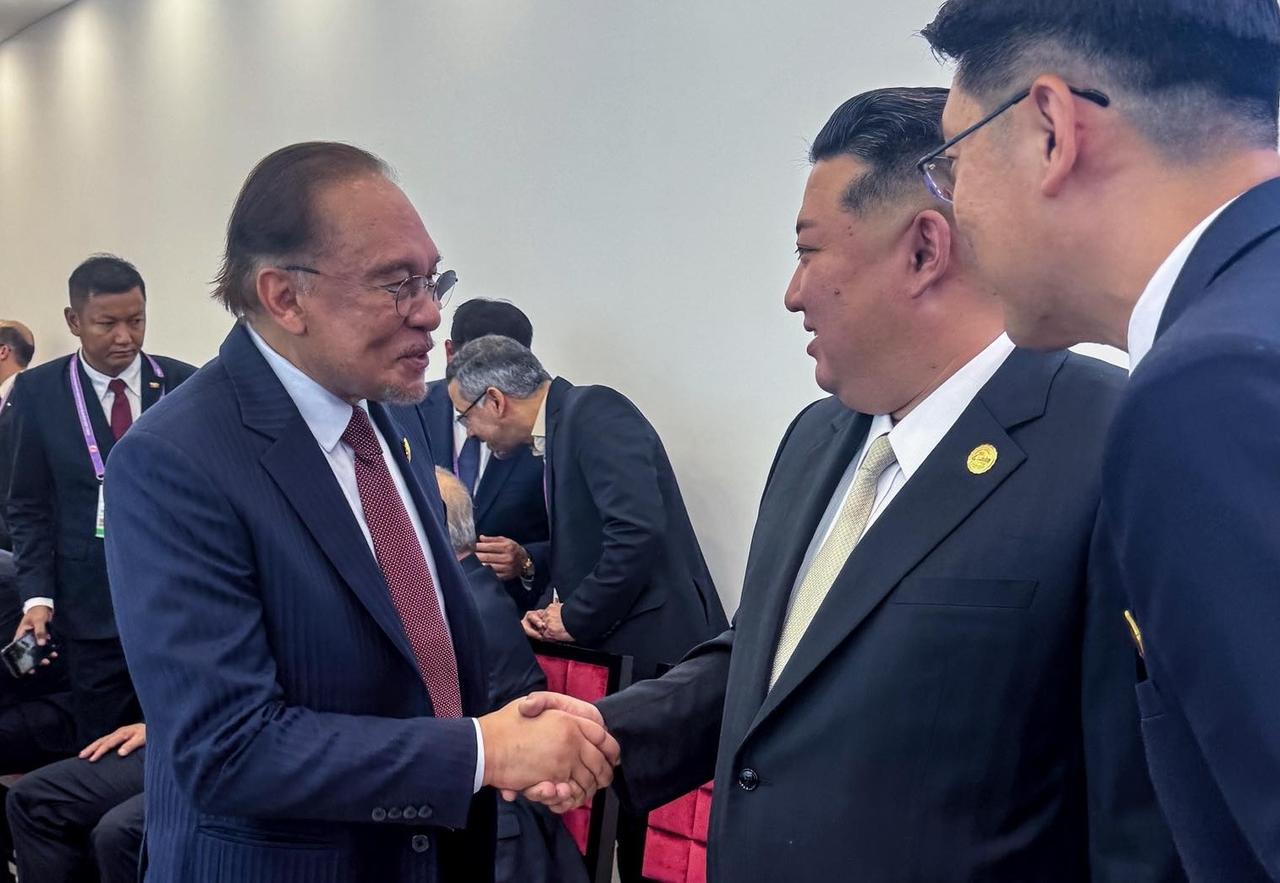 两国还在断交中？没关系，机会难得先握个手再说，据《海峡时报》报道，前来北京参加九