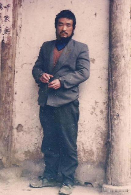 1997年，安微农民带妻儿在北京街头流浪，突然，一个衣衫褴褛的小孩凑近，从怀里捧