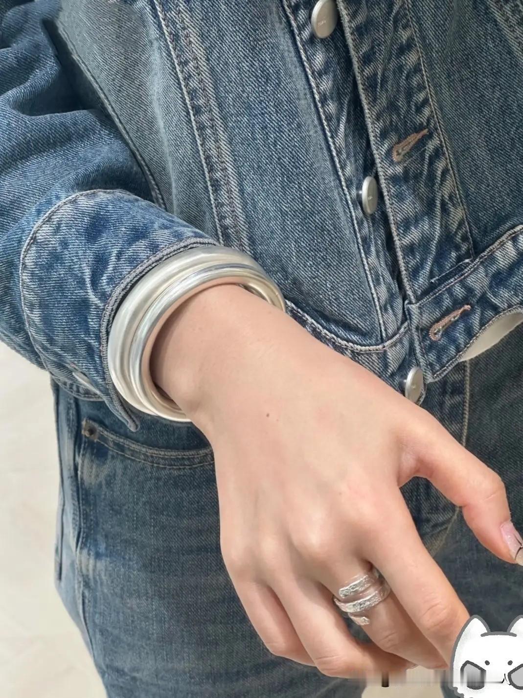 真是一夜之间，银镯子都涨到让人买不起了！10月7号我去看银饰，一只58克的银