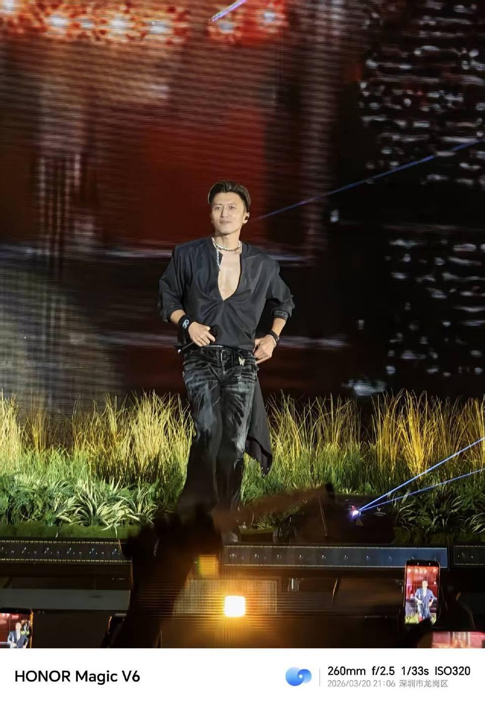 谢霆锋演唱会露出深V来了，足可见锋哥平时有日日运动打卡，荣耀MagicV6的镜