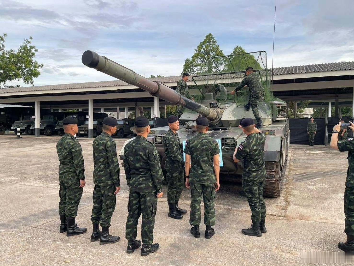 泰国陆军为从中国引进的VT-4主战坦克加装防无人机顶棚。PS.在2022年2月俄
