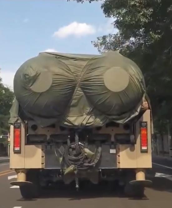 虽然不知道这些突然出来压马路的“大粗筒子”是什么大国重器，但是这些“大粗筒子”出