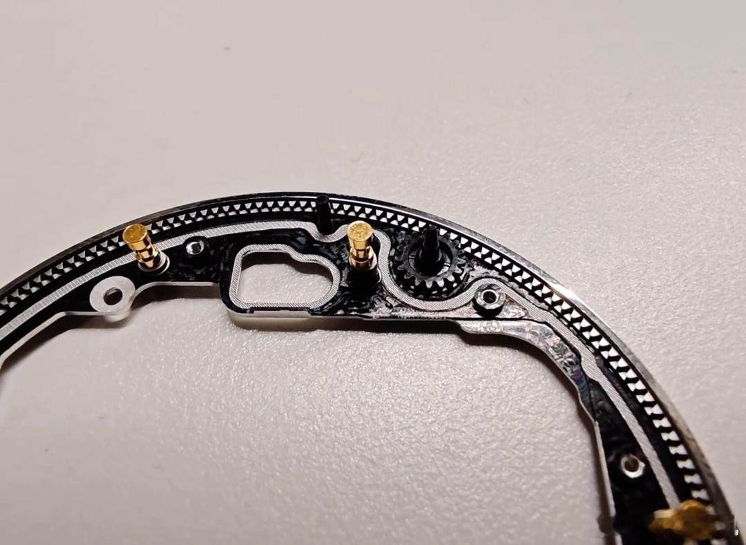 小米辟谣变焦环造假这几天关于17Ultra变焦环的争议挺多，最开始还是有言论断章