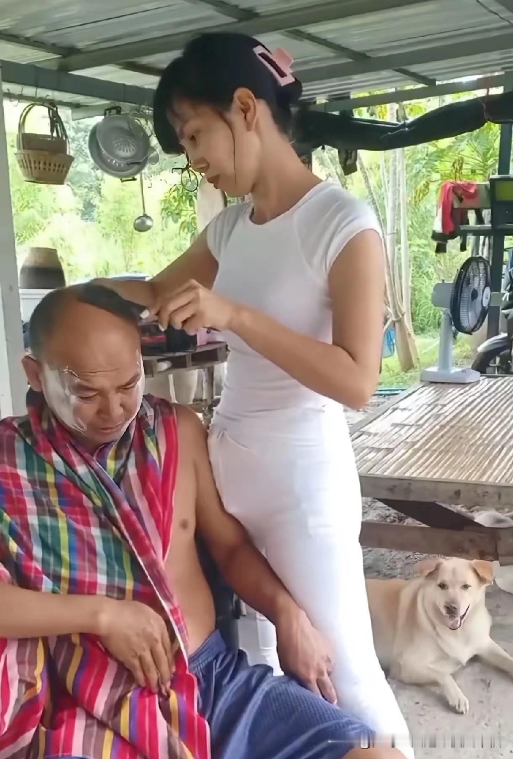妹子，理发多少钱？十块行，剪个吧。慢点，慢点。怎么啦？大哥你确定是十块