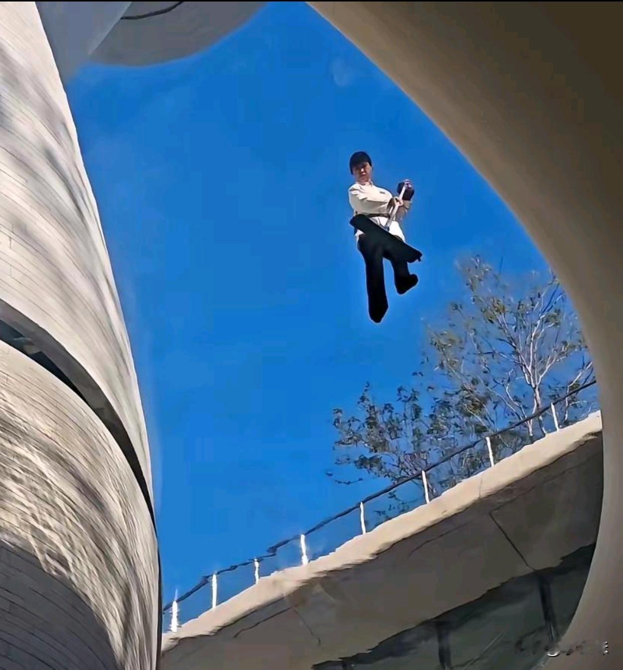 清洁阿姨竟然是一个隐姓埋名的武林高手，居然会天马行空这样的秘术。