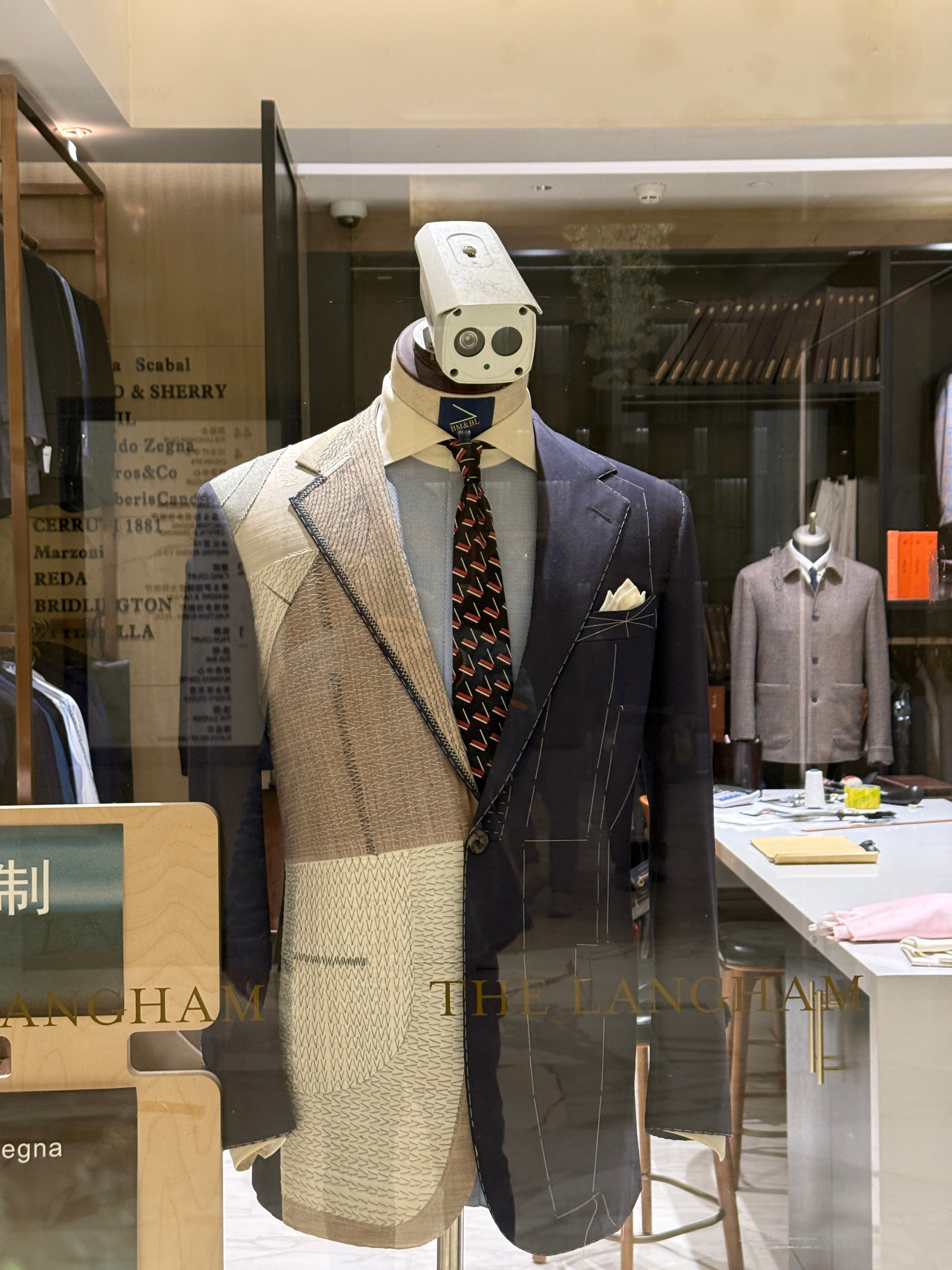 传说中脸上长摄像头的男人，原来是真实存在的[大笑][大笑][大笑]迷惑行为大赏