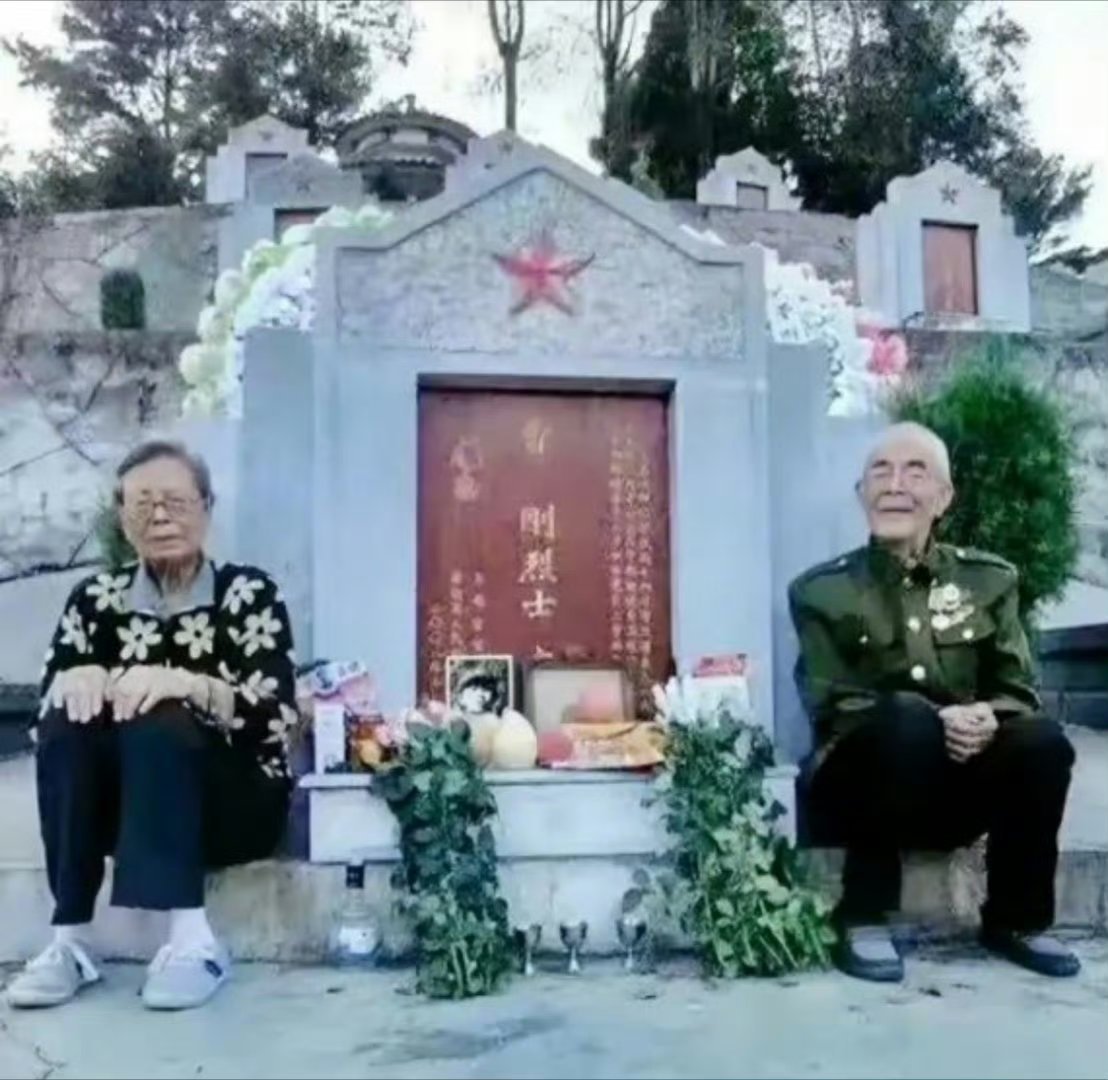 两位老人自感时日不多，千里迢迢来到烈士陵园祭拜烈士儿子，离开前，两位老人与儿子拍