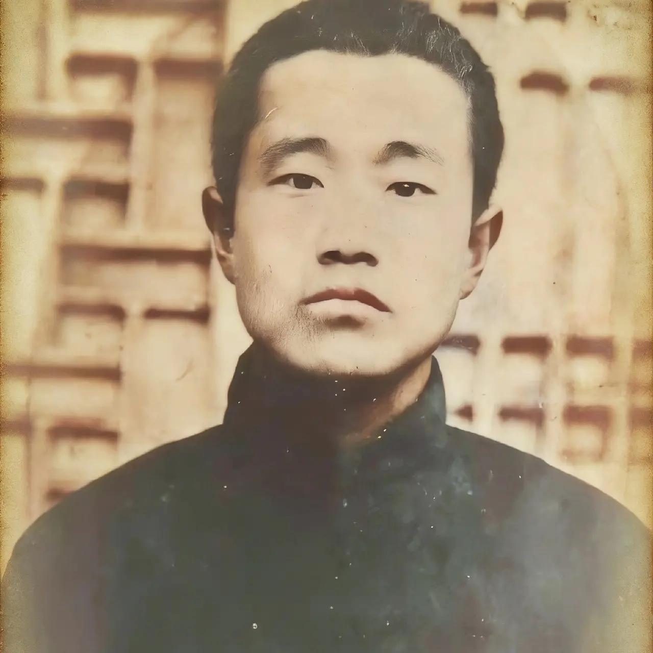 这是青年时期的杜聿明的罕见留影，当时他还在学校就读，面容青涩，但是目光炯炯，让人