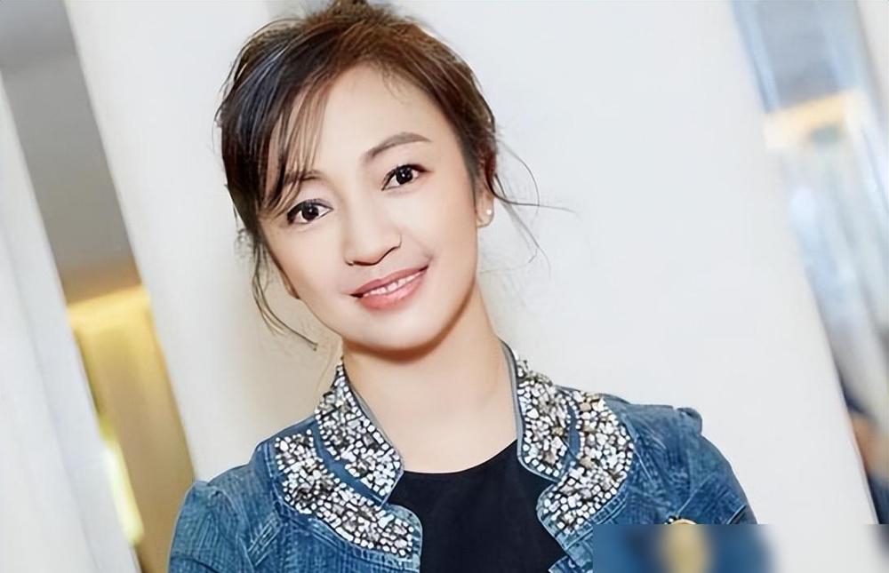 她差点毁了《风筝》。开机十天，原定女主辞演。柳云龙找上门时，只甩出三天期