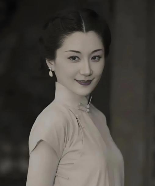 1930年，杜月笙的发妻沈月英，和表哥私会，云雨过后，她含泪嘱咐表哥：你今夜就离