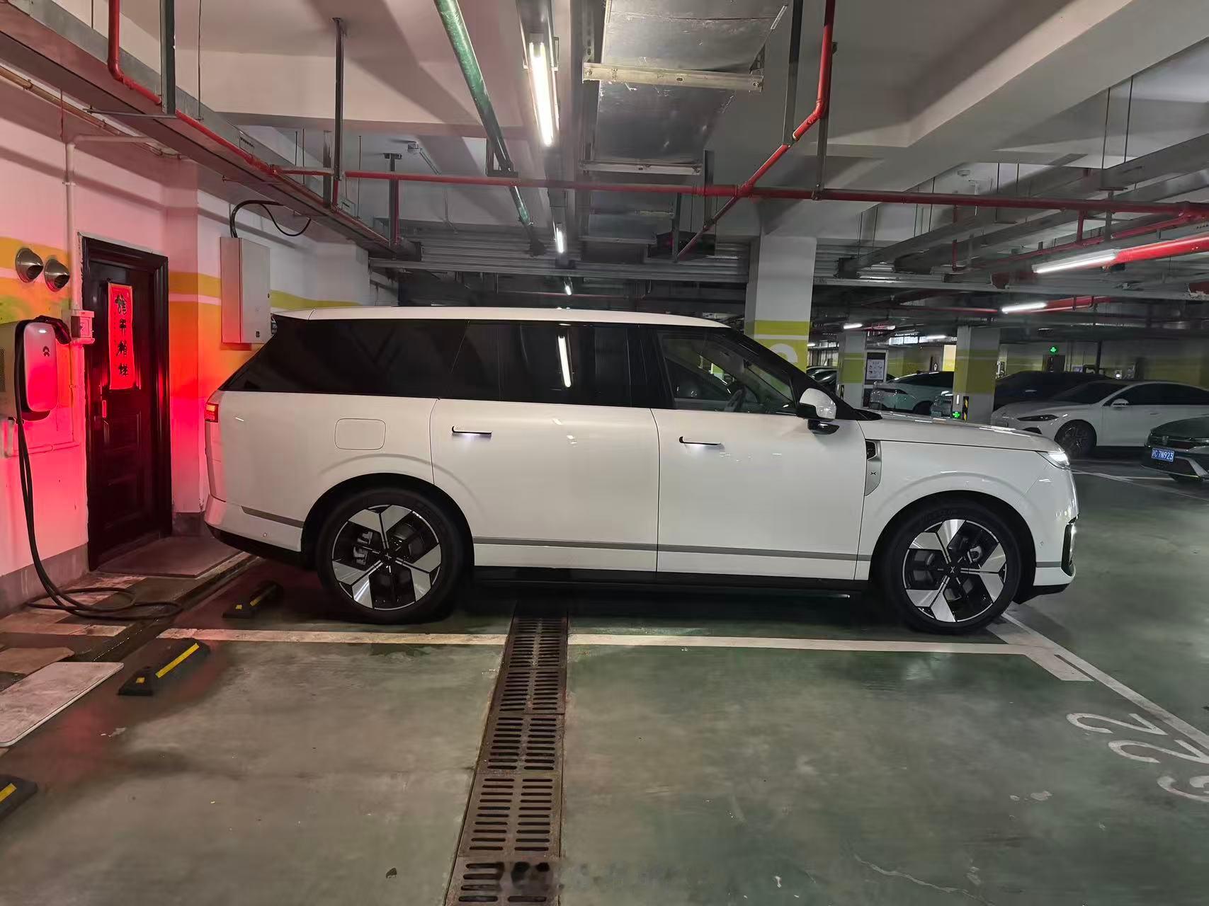 喜欢小车，原本只是我的偏好，现在也成了现实的需求。中午物业打来电话，说车子把邻居