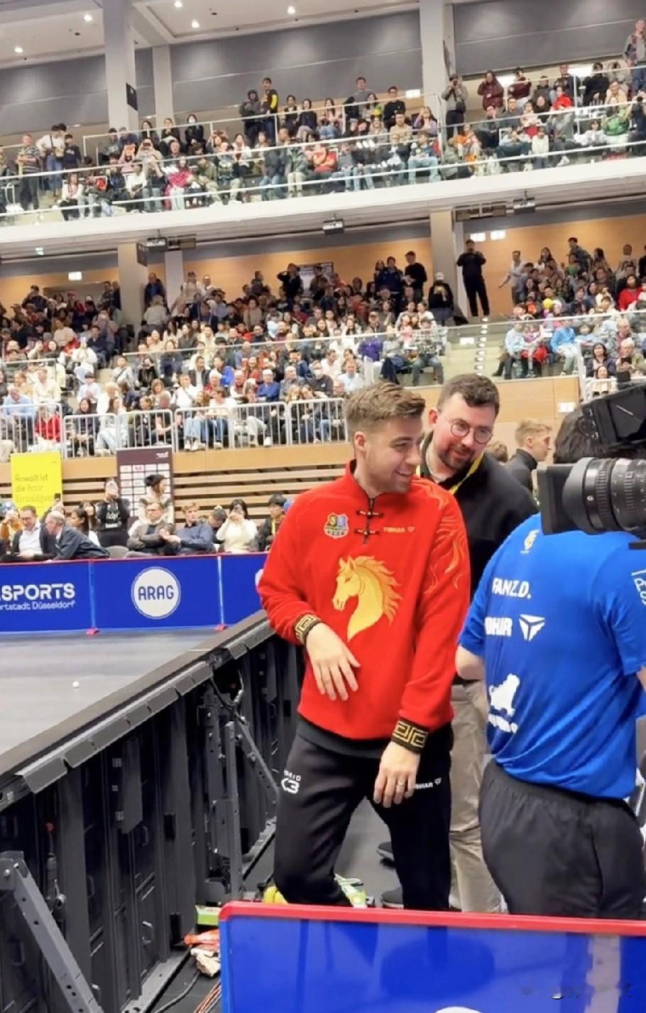 樊振东3:1拿下了贾哈，大家却被没上场的达科吸引了！大家看，他穿的衣服，