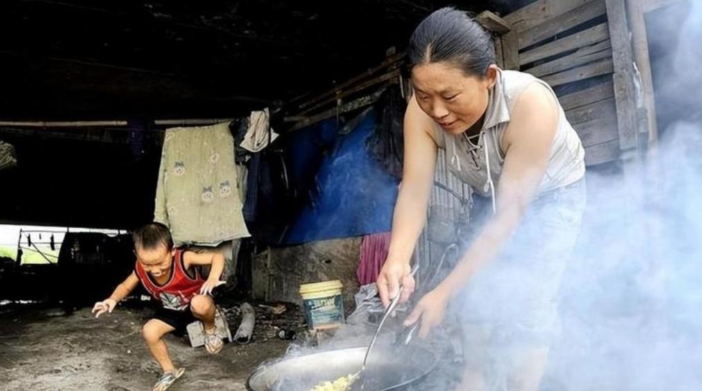 2000年，浙江嘉兴一桥洞下住着一对夫妻，蜗居10年生4个孩子，与老鼠为伴。谁料