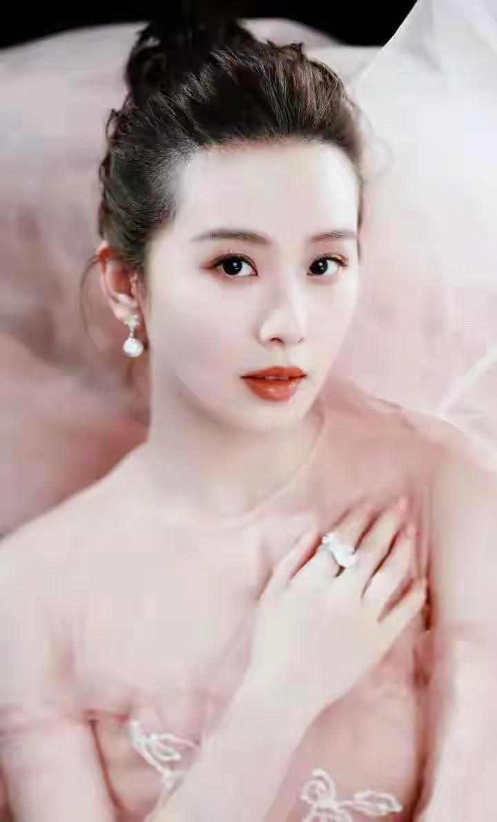 这姑娘穿着粉色礼服好优雅！如何穿出魅力又柔情的连衣裙?