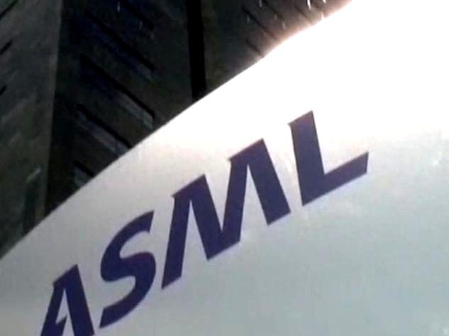 阿斯麦这一刀，砍得太“反人性”，却又太清醒。手里攥着388亿欧元的订单，躺着都