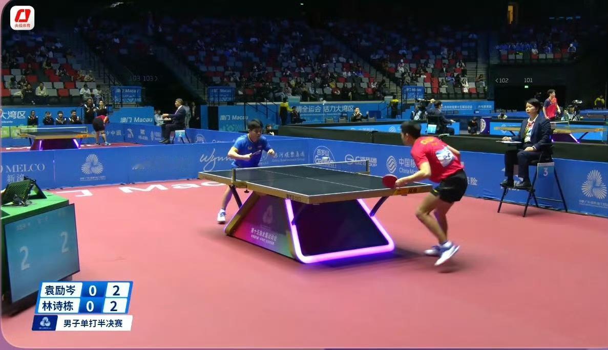 又一场男单半决赛来了[加油]！前两局林诗栋11-7，3-11被袁励岑扳平！第