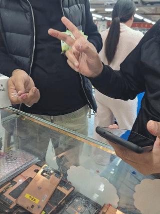 老外用欧元结账购买手机配件？店主因为不认识这种钱，坚持要求老外用人民币结账。