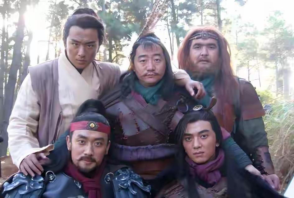 梁山上这7人是凑数的，听外号就是水货，有一人官职比宋江还要高这七位水货不是