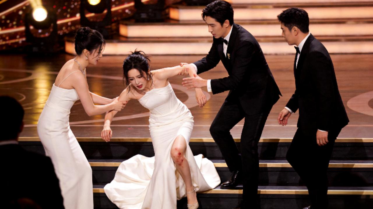 孟子义星光大赏再摔跤！好友团急护+自嘲救场，内娱活人友情太好嗑12月21日