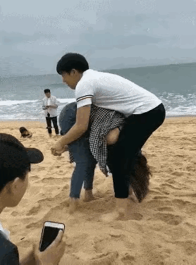 看来，除了老公要有力气之外，老婆要足够轻，要不然就麻烦了。