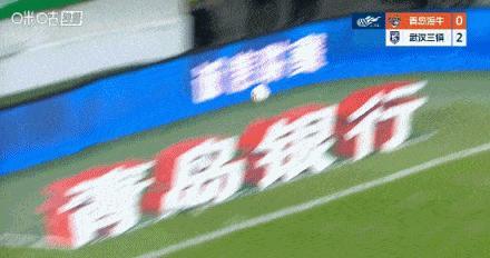 中超保级关键战青岛海牛对武汉三镇的比赛中出现禁区内手球争议判罚!武汉三镇和青岛