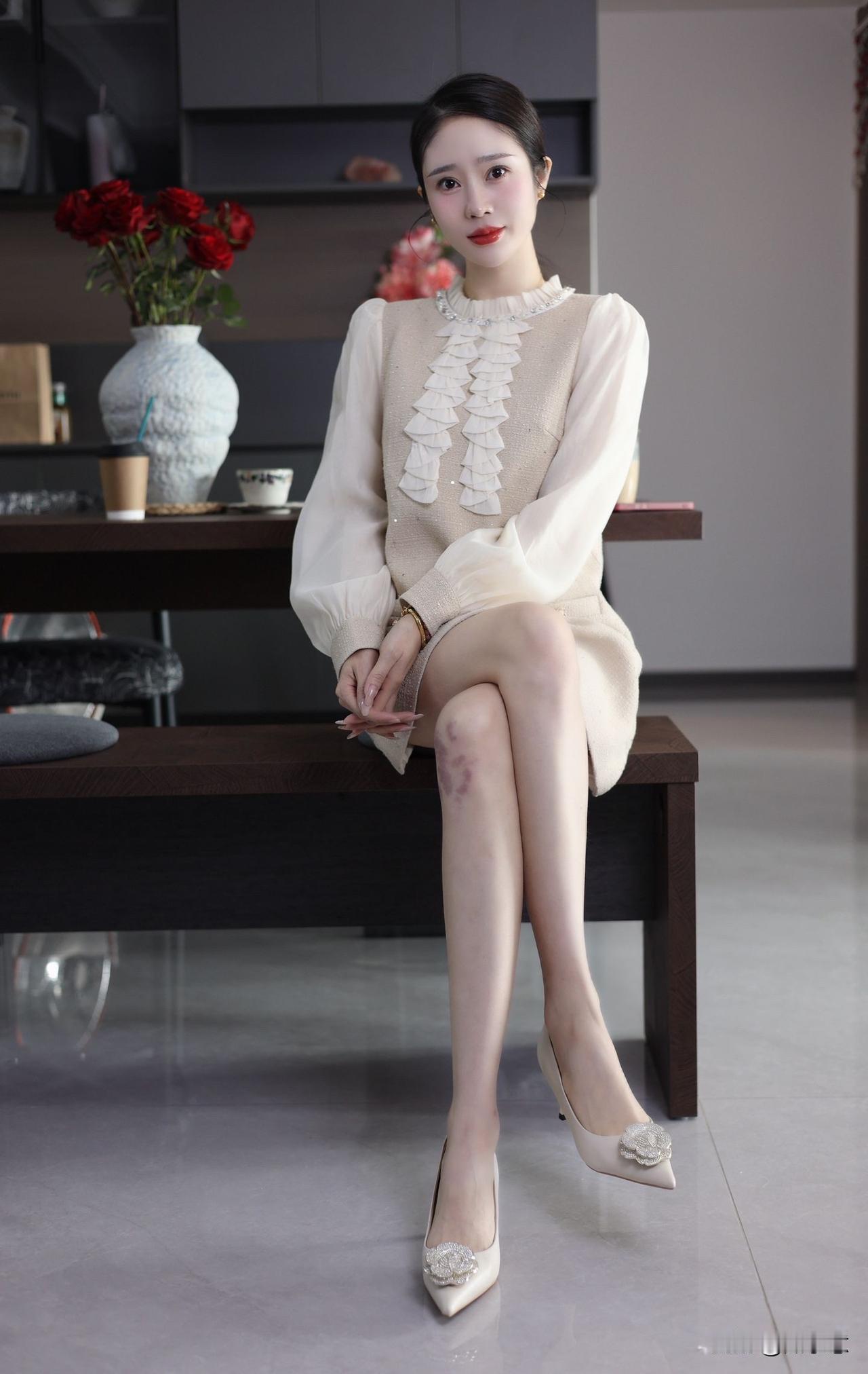 优雅气质穿搭，米色连衣裙搭配高跟鞋，简约而不失精致！