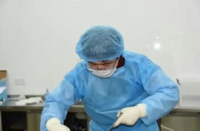 日本一位法医解剖了3000多具尸体后，突然忍不住悲叹：“我们这个国家一定是生病了