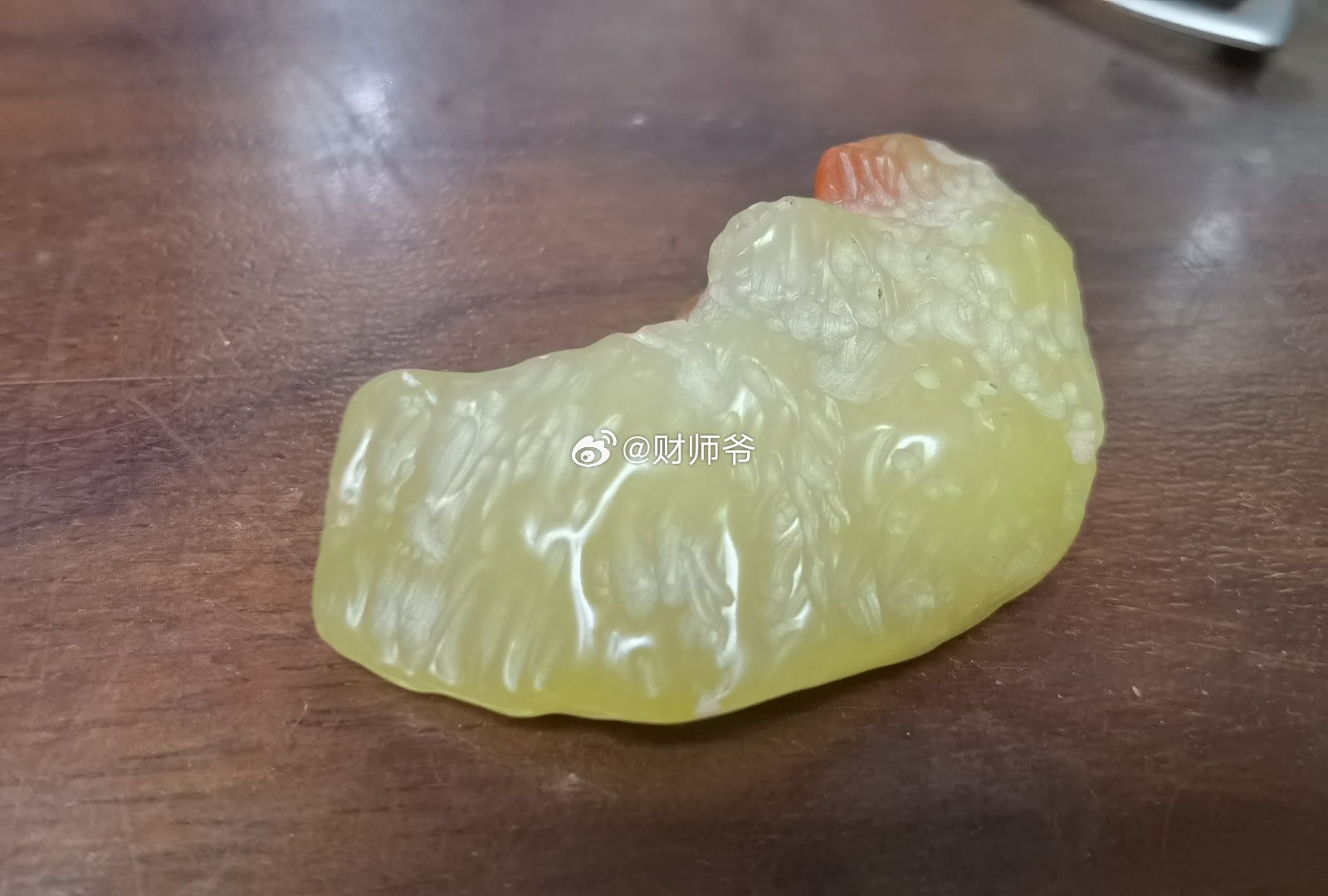 今天在古玩市场收了一块寿山石。石质润泽度不错，而且乍一看好似一瓣柚子片。​​​