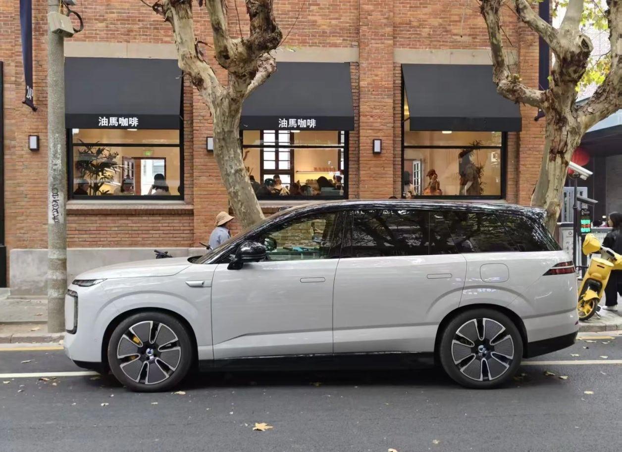 腾势N8L除了“门”式前脸很好评外，侧面设计也无可挑剔，整体感很好，四平八稳但又