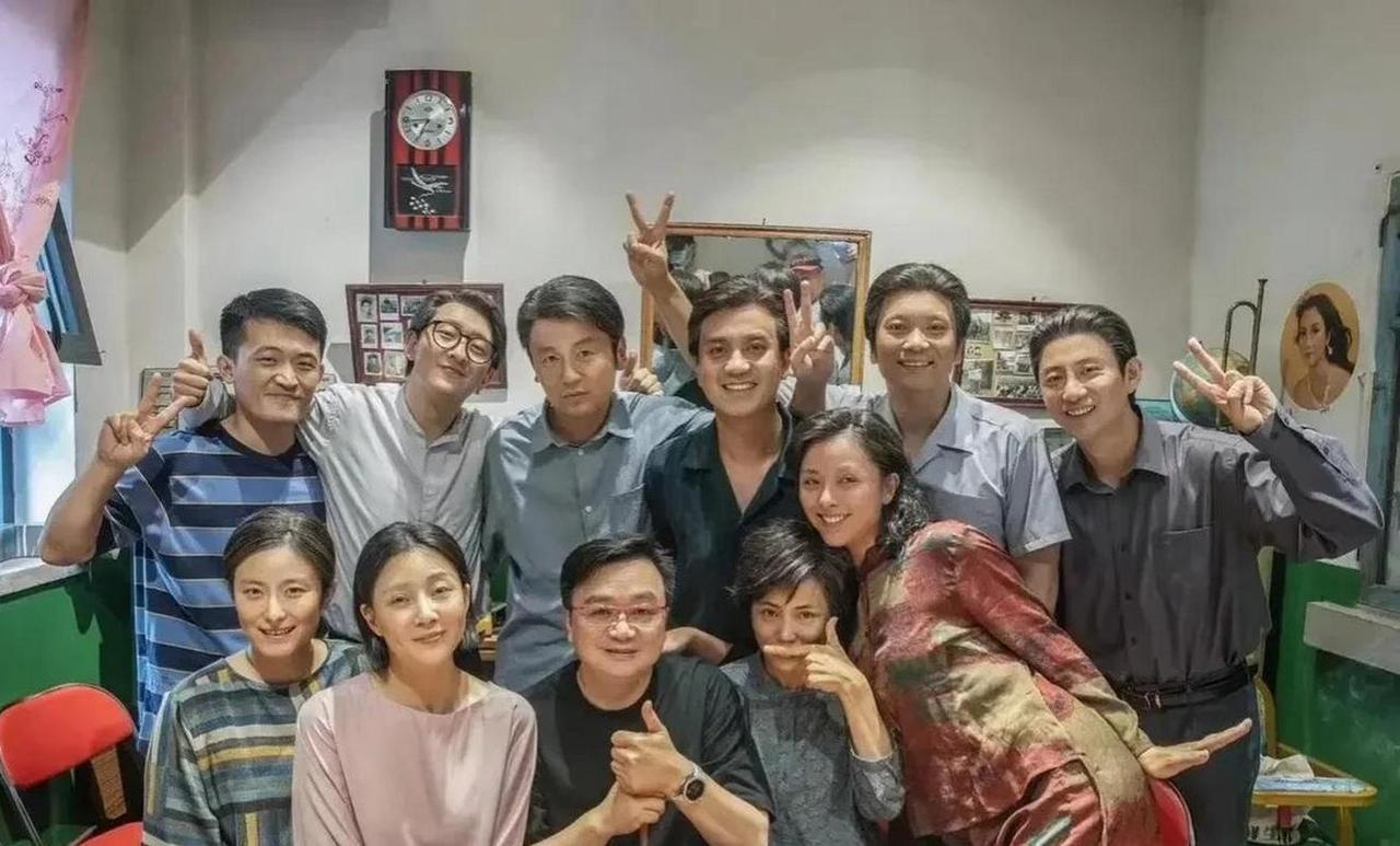 这张11人的大合照，后排我只认出了白皙沉稳的雷佳音，笑意粲然的张瑞涵，明眸贝齿的