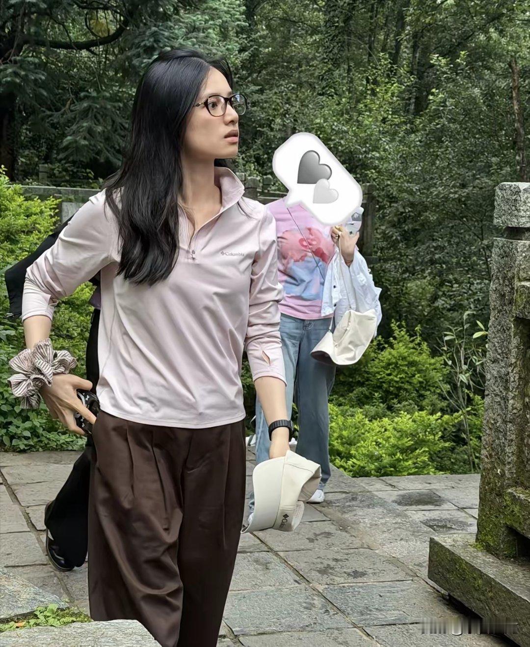 大理爬山偶遇张婧仪，完全惊喜！素颜挺路人的，不到160的样子，但是身材真的好。每