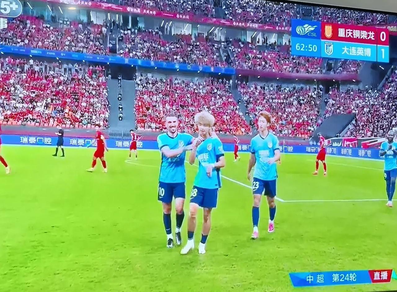 吕焯毅进球了！右路一条龙，过四名防守队员，劲射破门！大连1：0领先重庆队！这
