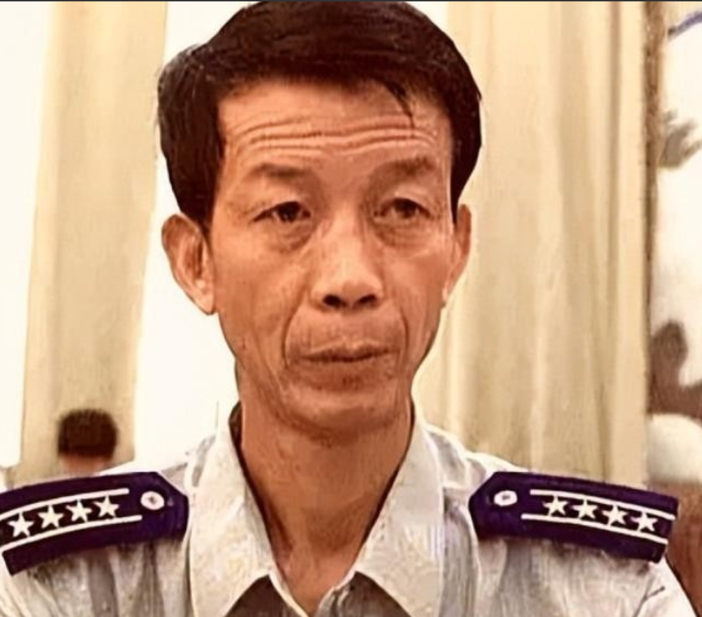1996年，我国试飞员邹延龄出国交付飞机，当天晚宴上，一位外籍美女在他耳边轻声说