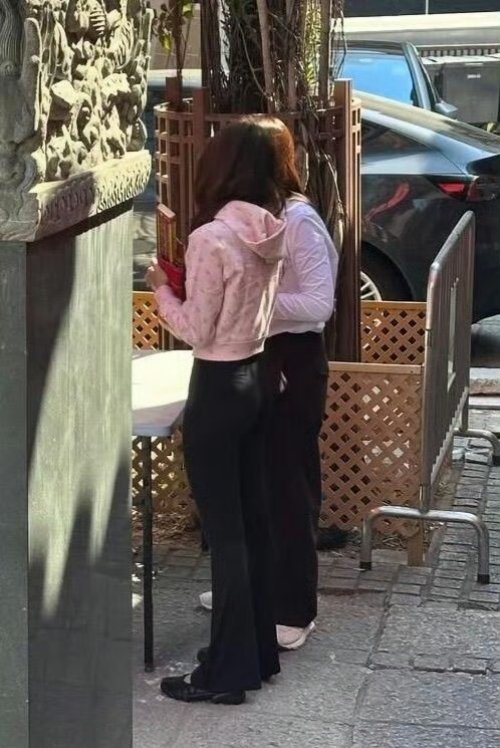 香港偶遇Lisa拜神原来大家都一样哈哈哈哈哈，我到一个城市也是先去拜庙，让我想起