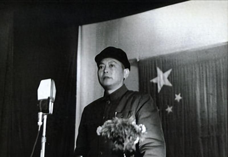 李先念刚到湖北主政，便有人举报他请叛徒吃饭，李：请错了杀我头“1949年7月5